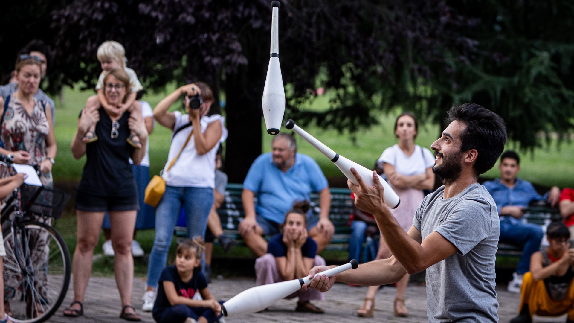 Un giocoliere alle prese con un esercizio.