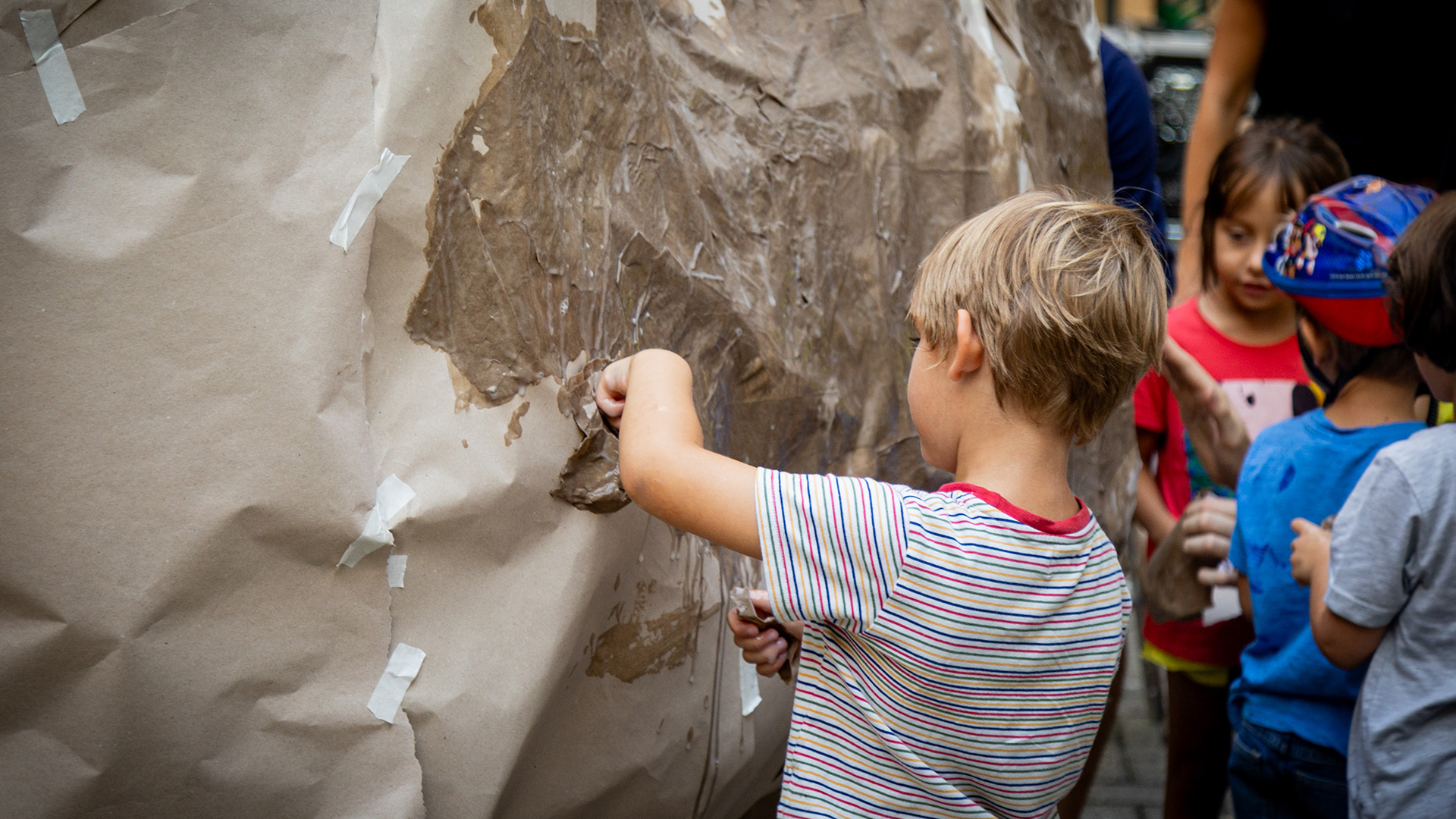 Bambini collaborano alla scenografia dello spettacolo.